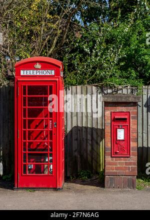 Alte rote Telefonbox und Postbox in Ombersley, Worcestershire, England. Stockfoto