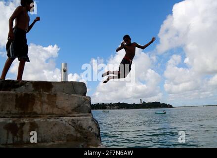salvador, bahia / brasilien - 5. juni 2015: Junge Menschen werden vom Bootssteg in Sao Tome de Paripe, einem Vorort von Salvador, springen sehen. *** Lo Stockfoto