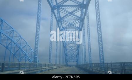 Die North Grand Island Bridge ist ein Zwillingsbruder Zweispurige Fachbogenbrücken über den Niagara River zwischen Grand Insel und Niagarafälle Stockfoto