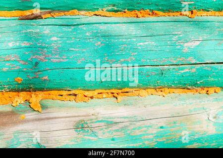 Die Wand eines alten bemalten Holzhauses Stockfoto