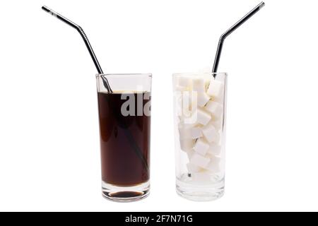 Glas kohlensäurehaltiges Süßgetränk im Vergleich zu Glas Zucker auf weißem Hintergrund isoliert. Zuckerabhängigkeit Stockfoto