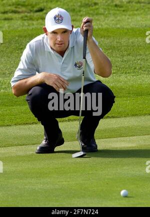 RYDER CUP 2002 BEIM GLOCKENTURM LETZTEN TAG HARRINGTON WÄHREND SEIN SPIEL MIT CALCAVECCHIA 29/9/2002 BILD DAVID ASHDOWN.RYDER CUP GLOCKENTURM 2002 Stockfoto