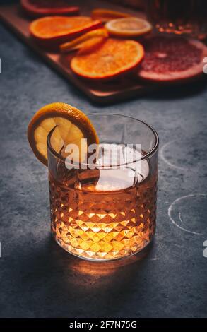 Zitruscocktail in einem Stein-Whiskey-Glas mit Zitrone Stockfoto