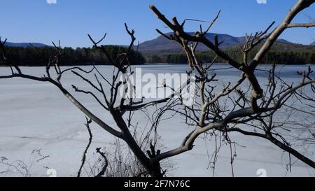 Der eisbedeckte Cooper Lake liegt in Lake Hill in der Stadt Woodstock, Ulster County, New York, und ist der größte natürliche See in den Catskill Mountains Stockfoto