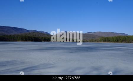 Der eisbedeckte Cooper Lake liegt in Lake Hill in der Stadt Woodstock, Ulster County, New York, und ist der größte natürliche See in den Catskill Mountains Stockfoto