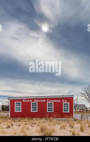 Gebäude von Glen Haven Canning Co., heute das Great Lakes Boathouse Museum, im historischen Glen Haven Village im Sleeping Bear Dunes National Lakeshore Along Stockfoto