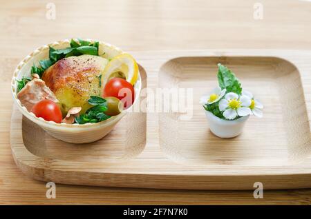 Tartlet mit einem Snack aus rotem Fisch und Gemüse, auf einem hölzernen Hintergrund. Selektiver Fokus Stockfoto