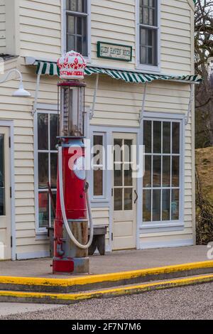 Red Crown Gaspumpe vor dem restaurierten Laden im Glen Haven Village im Sleeping Bear Dunes National Lakeshore am Lake Michigan, Michigan, USA Stockfoto