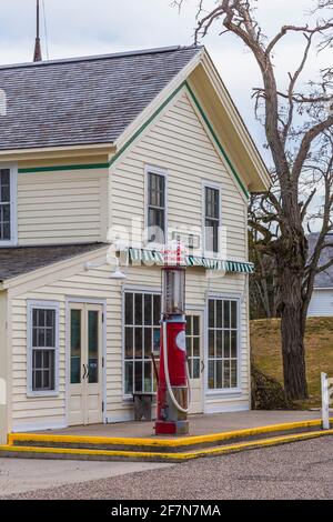 Red Crown Gaspumpe vor dem restaurierten Laden im Glen Haven Village im Sleeping Bear Dunes National Lakeshore am Lake Michigan, Michigan, USA Stockfoto