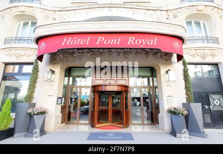 Paris, France-March 28, 2021 : das luxuriöse 5-Sterne-Hotel Pont Royal liegt inmitten des stilvollen Viertels Saint Germain-des-Pres von Paris. Stockfoto