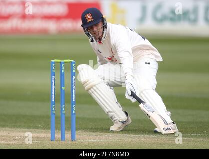 Chelmsford, Großbritannien. April 2021. CHELMSFORD ENGLAND - 08. APRIL: Essex's Tom WestleyDuring Championship Day einer von vier zwischen Essex CCC und Worcestershire CCC auf dem Cloudfm County Ground am 08. April 2021 in Chelmsford, England Credit: Action Foto Sport/Alamy Live News Stockfoto