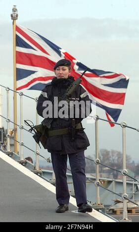 DIE 19-JÄHRIGE WREN DONNA FLEMING VON HARROGATE PATROUILLIERT AUF DEM FLUGDECK DER HMS ARK ROYAL, WÄHREND DAS SCHIFF TP-SEGEL FÜR DEN GOLF VORBEREITET. PIC MIKE WALKER, 2003 Stockfoto