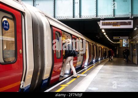 Passagiere steigen an der Londoner U-Bahnstation Notting Hill Gate in einen Zug ein. Stockfoto