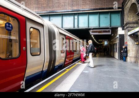 In einem Zug, der gerade am Bahnsteig der Londoner U-Bahnstation Notting Hill angekommen ist, warten die Passagiere auf das Öffnen der Türen. Stockfoto