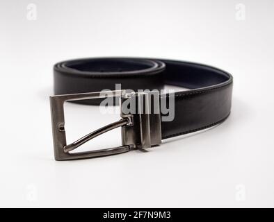 Schwarzer Herrengürtel für Hosen, aus Leder, mit Metallmutter. Stockfoto