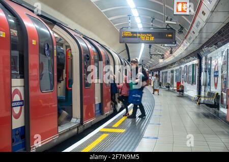 Passagiere steigen an der Station Shepherd's Bush der Central Line in einen Londoner U-Bahn-Zug ein. Stockfoto