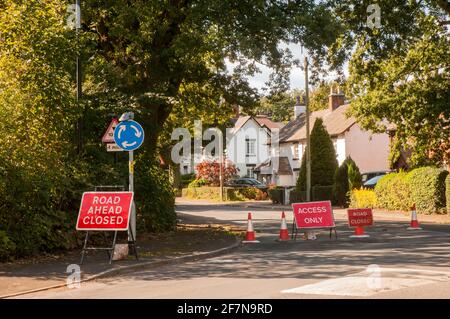 Informations- und Warnschilder der Straße gesperrt und nur Zugang Aufgrund von Incedent auf einer schmalen Landstraße Stockfoto