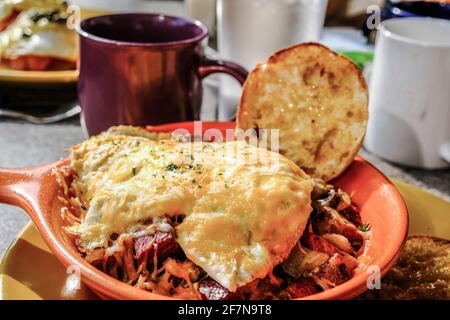 Spiegeleier auf Corned Beef Hash Stockfoto