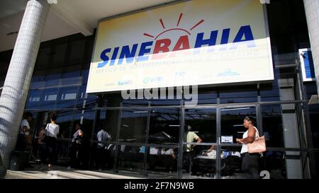 salvador, bahia / brasilien - 19. november 2019: Im Büro von Sine Bahia in Salvador werden Menschen auf der Suche nach einem Job gesehen. Einheit, die nicht Angestellte iteriert Stockfoto