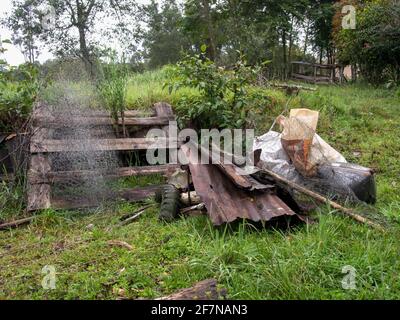 Ein Haufen Müll, der auf einem Bauernhof in der Nähe der Stadt Arcabuco in den zentralen Andenbergen Kolumbiens gesammelt wurde. Stockfoto