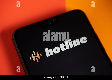 Logo der Hotline-App auf dem Smartphone. Die Hotline-Plattform ist ein neuer Eintrag im Audio-Chat, der von Facebook, einem Konkurrenten der beliebten Clubhouse-App, entwickelt wurde. Staf Stockfoto