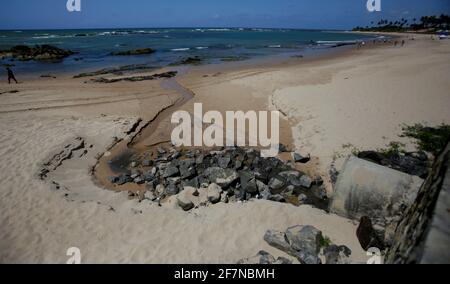 salvador, bahia / brasilien - 11. oktober 2019: Die Kanalisation fließt in den Strand von Itapua in der Stadt Salvador. *** Ortsüberschrift *** Stockfoto