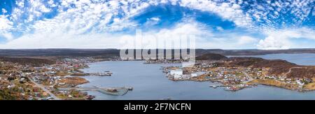 Luftpanorama einer Stadt an der Rocky Atlantic Ocean Coast. Stockfoto