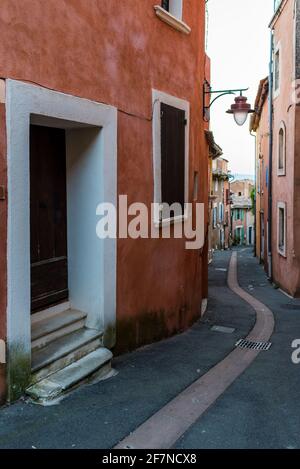 Typische provenzalische Straße, schmal und mit bunten Häusern Stockfoto