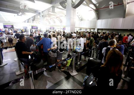 salvador, bahia / brasilien – 21. Juni 2019: Schlange von Passagieren beim Check-in der Fluggesellschaft am Flughafen Salvador. *** Ortsüberschrift *** . Stockfoto