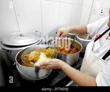 salvador, bahia / brasilien - 22. märz 2019: Caruru, typisches Essen aus Bahia, bestehend aus Okra, Reis, Huhn, Garnelen, Bohnen und Palmöl. Stockfoto
