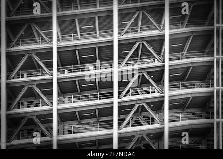 Seitenansicht von vier Etagen eines Parkhauses in Yokohama, Japan. Stockfoto