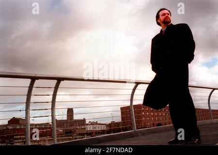 JAMES JONES, DER NEUE BISCHOF VON LIVERPOOL. NOV. 1998 mit der anglikanischen Kathedrale am Horizont im Hintergrund. Stockfoto