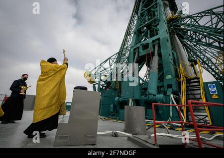 Baikonur, Kasachstan. April 2021. Der russisch-orthodoxe Priester Pater Sergej segnet am Donnerstag, den 8. April 2021 in Kasachstan, die Sojus-Rakete auf der Startrampe des Kosmodrom Baikonur. Expedition 65 der NASA-Astronaut Mark Vande Hei, die Kosmonauten Roscosmos Pyotr Dubrov und Oleg Novitskiy sollen am 9. April an Bord ihrer Sojus MS-18-Sonde starten. NASA Foto von Bill Ingalls/UPI Quelle: UPI/Alamy Live News Stockfoto