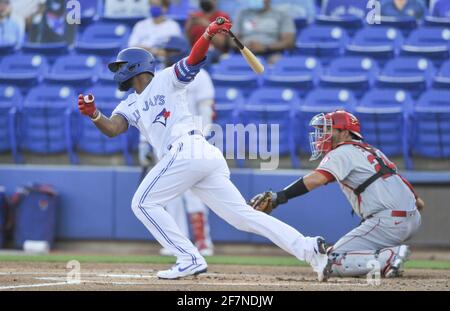 Dunedin, Usa. April 2021. Los Angeles Angels Catcher Kurt Suzuki (R) sieht an, als Toronto Blue Jays' Teoscar Hernandez während des ersten Innings im TD Ballpark in Dunedin, Florida am Donnerstag, den 8. April 2021, eine RBI-Single aus Angels Pitcher Griffin Canning trifft. Foto von Steven J. Nesius/UPI Credit: UPI/Alamy Live News Stockfoto