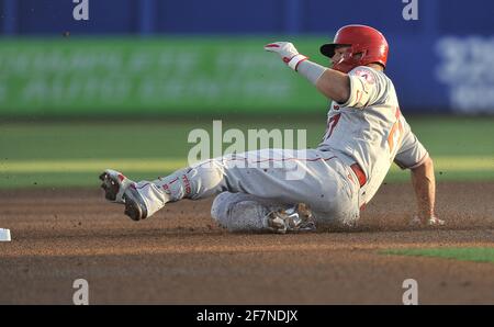 Dunedin, Usa. April 2021. Los Angeles Angels' Mike Trout schiebt sich in die zweite Basis mit einem Doppel aus Toronto Blue Jays' Ross Stripling während des ersten Innings im TD Ballpark in Dunedin, Florida am Donnerstag, 8. April 2021. Foto von Steven J. Nesius/UPI Credit: UPI/Alamy Live News Stockfoto