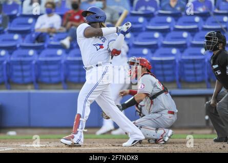 Dunedin, Usa. April 2021. Los Angeles Angels Catcher Kurt Suzuki blickt auf Toronto Blue Jays' Vladimir Guerrero Jr., der während des ersten Innings im TD Ballpark in Dunedin, Florida, am Donnerstag, 8. April 2021, einen zweiläufigen Heimlauf ergeht. Foto von Steven J. Nesius/UPI Credit: UPI/Alamy Live News Stockfoto