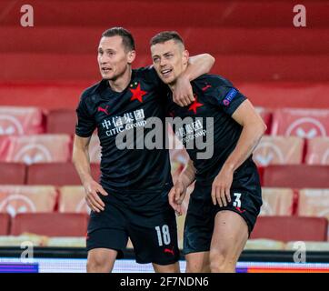 London, Großbritannien. April 2021. Die Tomas Holes (R) von Slavia Praha feiert mit seinem Teamkollegen Jan Boril am 8. April 2021 im Emirates Stadium in London, Großbritannien, das Viertelfinale der UEFA Europa League mit Arsenal FC und SK Slavia Praha. Quelle: Xinhua/Alamy Live News Stockfoto