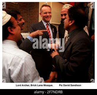 Lord Archer in der Brick Lane Moschee Oktober 1999 An dem Tag, an dem er zum Konservativen gewählt wurde Kandidat für die Wahl zum Bürgermeister von London im Jahr 2000 Stockfoto