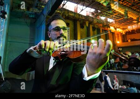 Mosul, Irak. April 2021. Ein Mitglied des Watar-Orchesters, das zum ersten Mal auf dem Gelände der Spring Theatre Hall spielt, Das Orchester von Watar umfasst 36 junge Männer und Frauen aus verschiedenen Konfessionen des Gouvernements Ninive, darunter Muslime, Christen und Yeziden, deren Alter zwischen 8-32 und 30 Jahren liegt. (Foto von Ismael Adnan/SOPA Images/Sipa USA) Quelle: SIPA USA/Alamy Live News Stockfoto