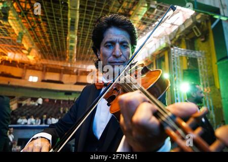 Mosul, Irak. April 2021. Ein Mitglied des Watar-Orchesters, das zum ersten Mal auf dem Gelände der Spring Theatre Hall spielt, Das Orchester von Watar umfasst 36 junge Männer und Frauen aus verschiedenen Konfessionen des Gouvernements Ninive, darunter Muslime, Christen und Yeziden, deren Alter zwischen 8-32 und 30 Jahren liegt. (Foto von Ismael Adnan/SOPA Images/Sipa USA) Quelle: SIPA USA/Alamy Live News Stockfoto