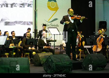 Mosul, Irak. April 2021. Mitglieder des Watar-Orchesters spielen zum ersten Mal auf dem Gelände der Spring Theatre Hall, Das Orchester von Watar umfasst 36 junge Männer und Frauen aus verschiedenen Konfessionen des Gouvernements Ninive, darunter Muslime, Christen und Yeziden, deren Alter zwischen 8-32 und 30 Jahren liegt. (Foto von Ismael Adnan/SOPA Images/Sipa USA) Quelle: SIPA USA/Alamy Live News Stockfoto