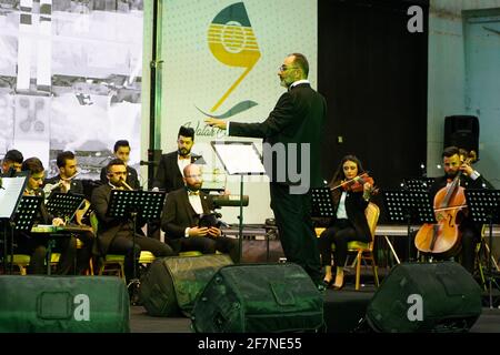 Mosul, Irak. April 2021. Mitglieder des Watar-Orchesters spielen zum ersten Mal auf dem Gelände der Spring Theatre Hall, Das Orchester von Watar umfasst 36 junge Männer und Frauen aus verschiedenen Konfessionen des Gouvernements Ninive, darunter Muslime, Christen und Yeziden, deren Alter zwischen 8-32 und 30 Jahren liegt. (Foto von Ismael Adnan/SOPA Images/Sipa USA) Quelle: SIPA USA/Alamy Live News Stockfoto