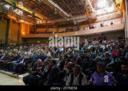 Mosul, Irak. April 2021. Das Publikum während einer Aufführung des Watar Orchesters, das zum ersten Mal auf dem Gelände der Spring Theatre Hall spielt, Das Orchester von Watar umfasst 36 junge Männer und Frauen aus verschiedenen Konfessionen des Gouvernements Ninive, darunter Muslime, Christen und Yeziden, deren Alter zwischen 8-32 und 30 Jahren liegt. (Foto von Ismael Adnan/SOPA Images/Sipa USA) Quelle: SIPA USA/Alamy Live News Stockfoto