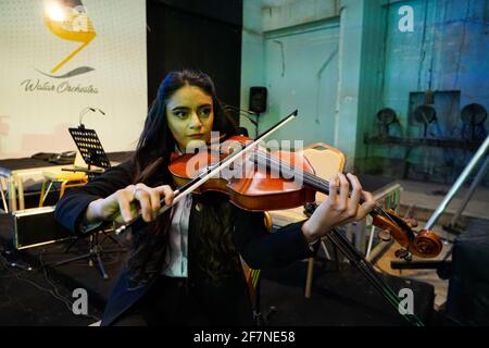 Mosul, Irak. April 2021. Eine junge Dame, Mitglied des Watar-Orchesters, die zum ersten Mal auf dem Gelände der Spring Theatre Hall spielt, Das Orchester von Watar umfasst 36 junge Männer und Frauen aus verschiedenen Konfessionen des Gouvernements Ninive, darunter Muslime, Christen und Yeziden, deren Alter zwischen 8-32 und 30 Jahren liegt. (Foto von Ismael Adnan/SOPA Images/Sipa USA) Quelle: SIPA USA/Alamy Live News Stockfoto