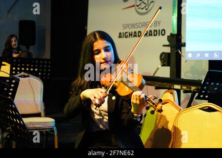 Mosul, Irak. April 2021. Eine junge Dame, Mitglied des Watar-Orchesters, die zum ersten Mal auf dem Gelände der Spring Theatre Hall spielt, Das Orchester von Watar umfasst 36 junge Männer und Frauen aus verschiedenen Konfessionen des Gouvernements Ninive, darunter Muslime, Christen und Yeziden, deren Alter zwischen 8-32 und 30 Jahren liegt. (Foto von Ismael Adnan/SOPA Images/Sipa USA) Quelle: SIPA USA/Alamy Live News Stockfoto