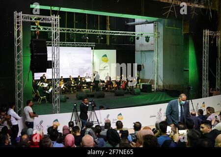 Mosul, Irak. April 2021. Mitglieder des Watar-Orchesters spielen zum ersten Mal auf dem Gelände der Spring Theatre Hall, Das Orchester von Watar umfasst 36 junge Männer und Frauen aus verschiedenen Konfessionen des Gouvernements Ninive, darunter Muslime, Christen und Yeziden, deren Alter zwischen 8-32 und 30 Jahren liegt. (Foto von Ismael Adnan/SOPA Images/Sipa USA) Quelle: SIPA USA/Alamy Live News Stockfoto