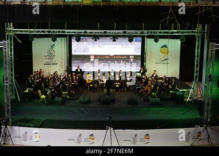 Mosul, Irak. April 2021. Mitglieder des Watar-Orchesters spielen zum ersten Mal auf dem Gelände der Spring Theatre Hall, Das Orchester von Watar umfasst 36 junge Männer und Frauen aus verschiedenen Konfessionen des Gouvernements Ninive, darunter Muslime, Christen und Yeziden, deren Alter zwischen 8-32 und 30 Jahren liegt. (Foto von Ismael Adnan/SOPA Images/Sipa USA) Quelle: SIPA USA/Alamy Live News Stockfoto