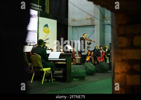 Mosul, Irak. April 2021. Mitglieder des Watar-Orchesters spielen zum ersten Mal auf dem Gelände der Spring Theatre Hall, Das Orchester von Watar umfasst 36 junge Männer und Frauen aus verschiedenen Konfessionen des Gouvernements Ninive, darunter Muslime, Christen und Yeziden, deren Alter zwischen 8-32 und 30 Jahren liegt. (Foto von Ismael Adnan/SOPA Images/Sipa USA) Quelle: SIPA USA/Alamy Live News Stockfoto