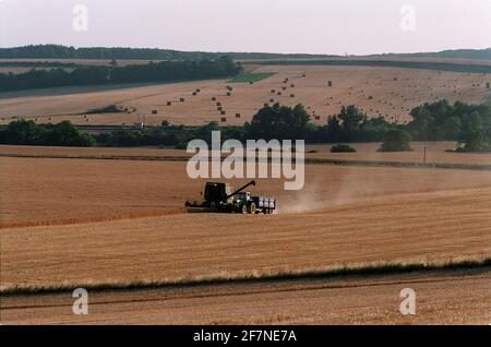 Landwirt bei Saffron Walden Essex bringt die Ernte bei Erntezeit mit Mähdrescher Stockfoto