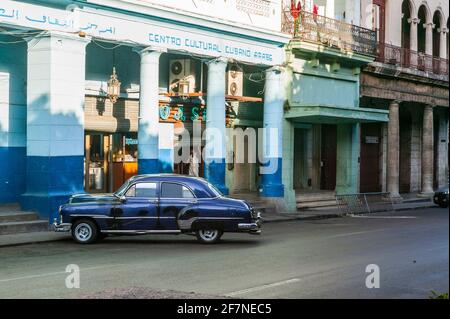 Ein blauer amerikanischer Oldtimer, der vor dem Kubanisch-Arabischen Kulturzentrum in der Altstadt von Havanna, Kuba, geparkt wurde.
